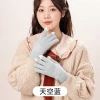 Winter warm Doudou Fish gloves for girls, cute anti-pilling touch screen gloves for students to write and have classes in winter Application Scenario